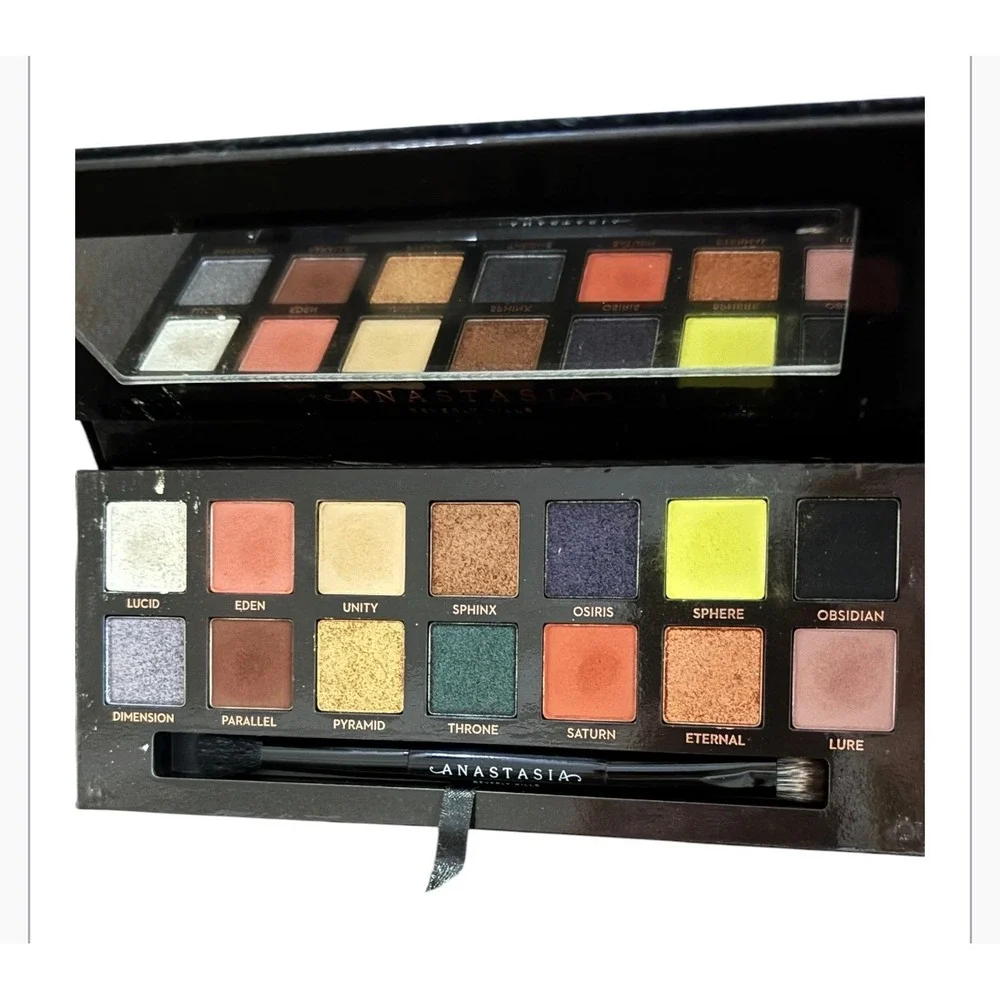 Anastasia Beverly Hills Prism palette with brush